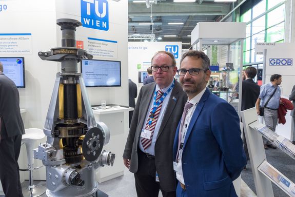 helicopter gearbox, left – two men on the right at the TU Wien stand