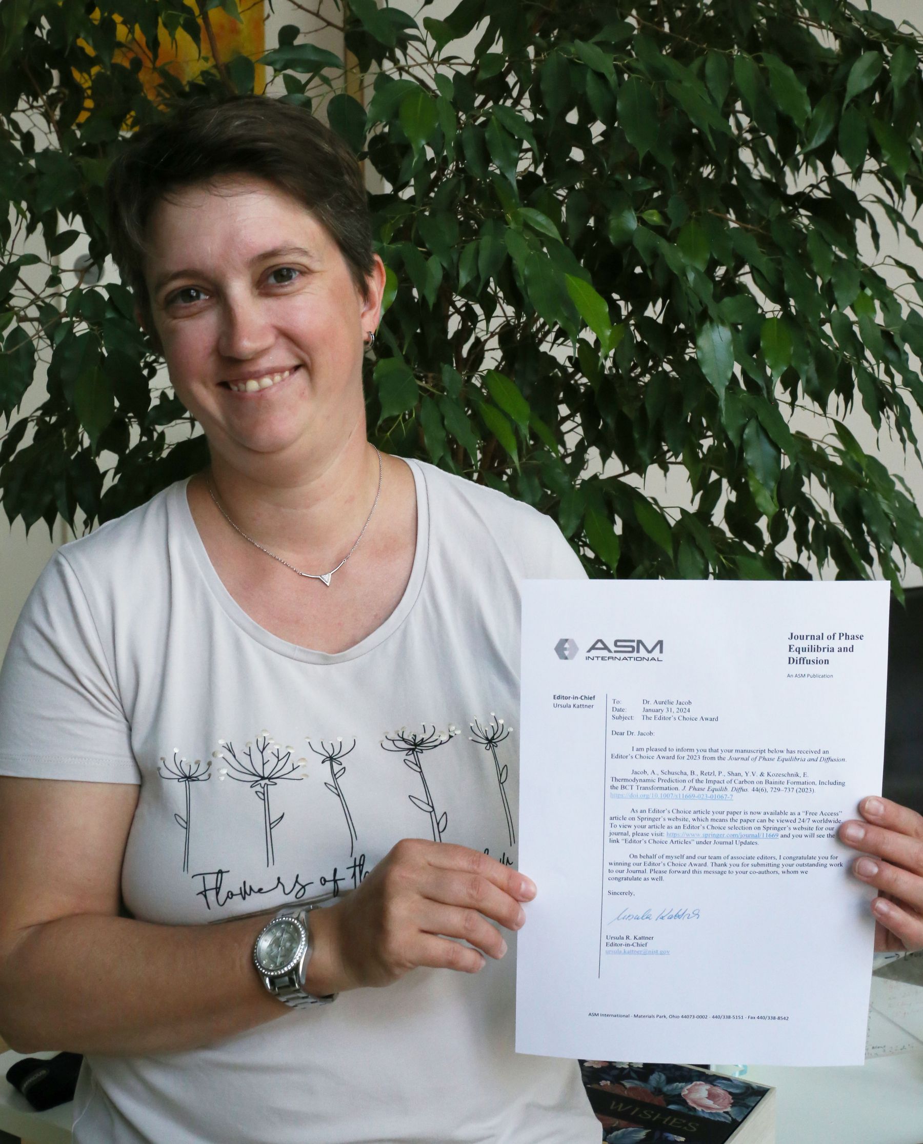Picture of Aurélie Jacob receiving her Editor's choice award 2023 by the Journal of Phase Equilibria and Diffusion