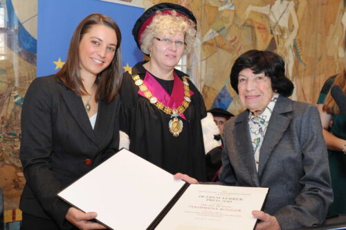 Magdalena Rogger mit Rektorin Seidler und Rosemarie Fehrer