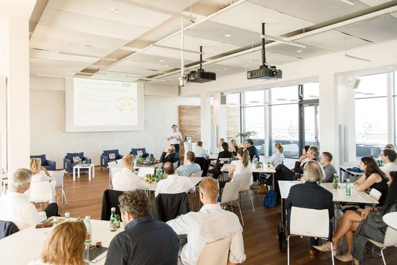 The TU Wien Academy for Continuing Education offers new Tech MBAs for the continuing education of business and engineering executives.