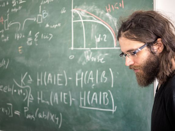 Marcus Huber in front of a blackboard