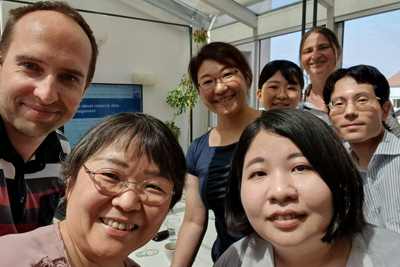 Das Foto zeigt sieben Personen in einem Besprechungsraum.