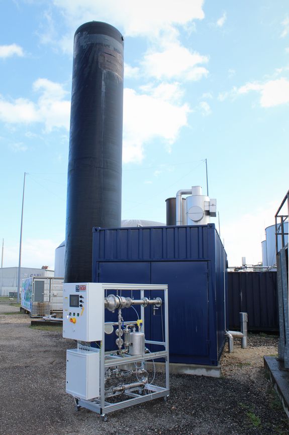 Früher wurde biologisch entschwefelt (schwarze Kolonne), heute chemisch (blaue Container mit Kolonne), morgen: Kurzzeitkontaktor (Vordergrund).