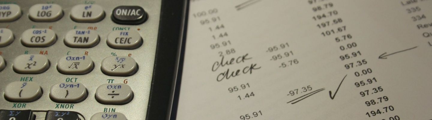 Ein wissenschaftlicher Rechner liegt neben einem Kostenüberblick