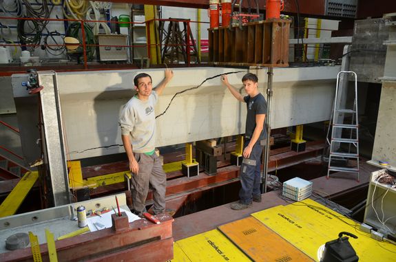 Patrick Huber und Tobias Huber beim Experiment