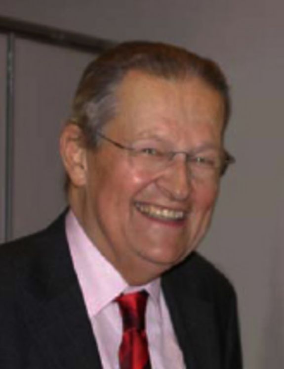 An infrared laser pulse (left) hits a gas target, where it stimulates atoms to create x-ray radiation. Using a grid, the beam can be split up into a spectrum of different wavelengths (right).