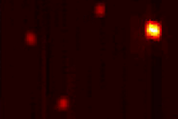 Der schwarze Hintergrund mit ein paar hellen Punkten