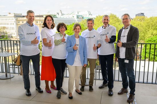 rectorate with senat and HTU on terrace