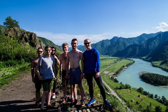 Fluss, Berge, Touristen