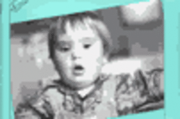 Titelbild: Foto von Kind mit Trisomi 21