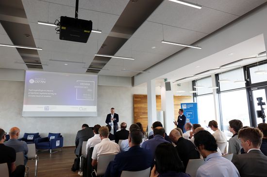 Gut gefüllter Vortragsraum