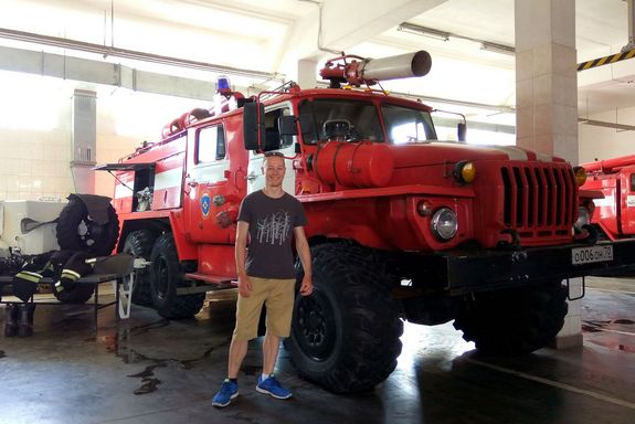 Mann am Feuerwehrwagen