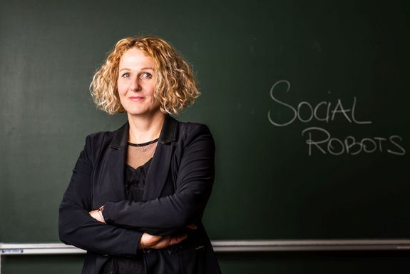 Portraitfoto vor einer Tafel