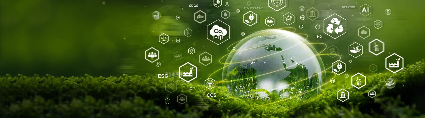 Kugel auf Moos mit grünen Icons – Umwelt-ESG-Konzept, Ökologie und nachhaltige Umwelt der Welt. Umweltfreundliches grünes Geschäft. Ökologie, Tag der Erde, CSR und Netto-Null.