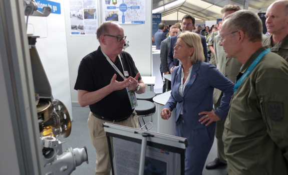 Prof Weigand in conversation with Federal Minister Tanner at the Technology and Business Exhibition