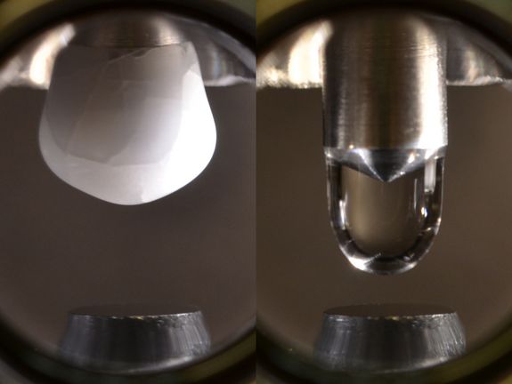 In der Vakuumkammer wird ein hochreiner Eiszapfen hergestellt und dann geschmolzen.