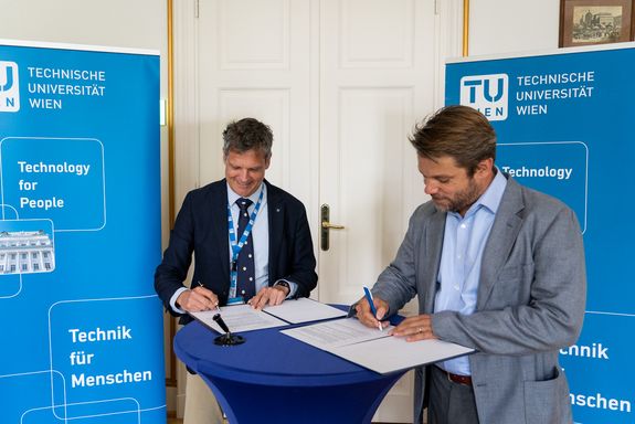 Partnerschaft in Forschung und Entwicklung: STRABAG-CEO Klemens Haselsteiner und TU-Wien-Rektor Jens Schneider unterzeichneten am Freitag, 6.9.2024, eine umfassende, interdisziplinär angelegte Kooperationsvereinbarung mit fünfjähriger Laufzeit.