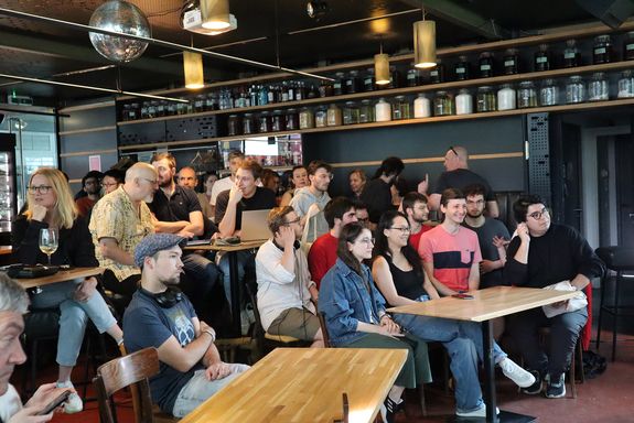 Das Publikum launscht der Logic Lounge Diskussion.