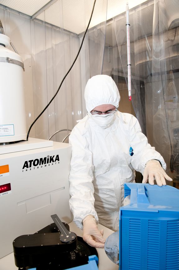 Scientist in the new lab (C) TU Wien