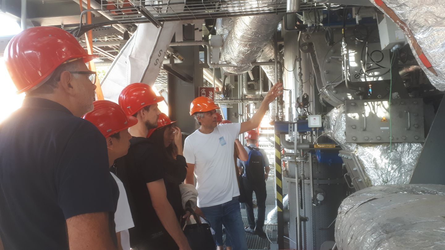 Students at a guide at Wien Energie