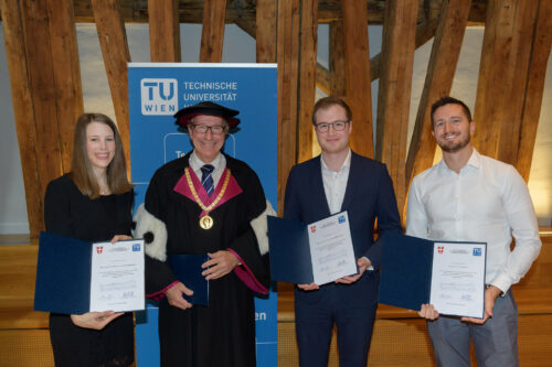 Gewinner_innen Dissertationspreis Stadt Wien Lisa Hacobian, Vizerektor Kurt Matyas, Lukas Mennel und Jan Gospodaric (von links)