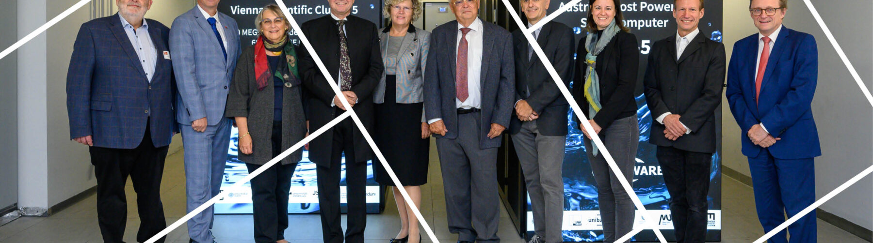 Headerbild mit Gitternetzlinien Eröffnung Supercomputer VSC VSC 5 im Hintergrund, davor Gruppe stehend, Mitte Rektorin Seidler und Bildungsminster Polaschek