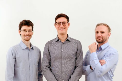 Porträt-Gruppenfoto Novoarc Grüner: Von links: Julian Quehenberger (CTO), David Wurm (CEO) und Oliver Spadiut (Scientific Advisor)